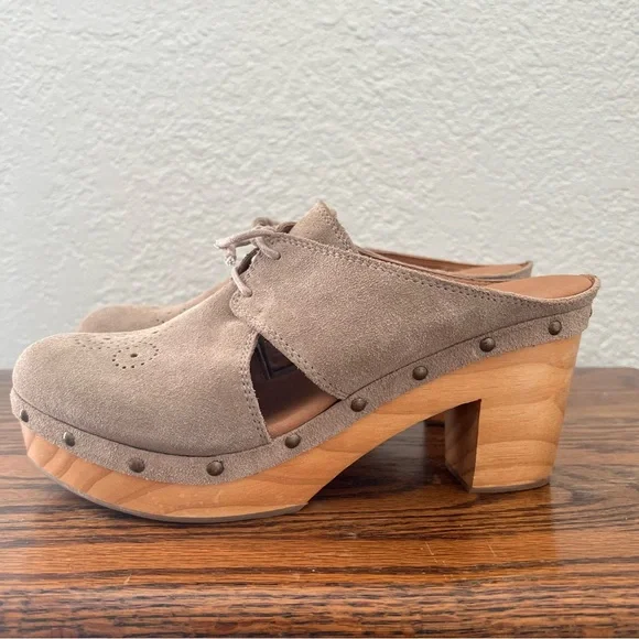 Anthropologie Pilcro Kilty Suede Clog Heels Size 9 Mules & Clogs